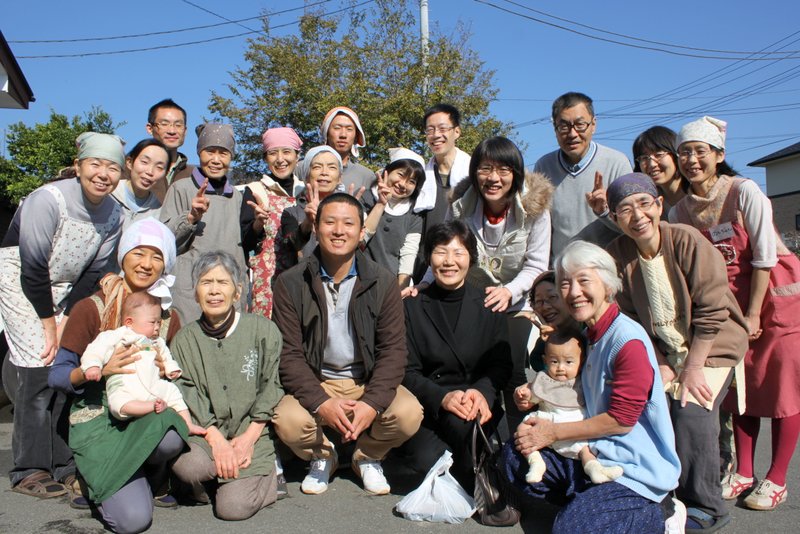 旅立ちの朝、ヒジュンと、韓国から来たお母さんを囲んで記念撮影