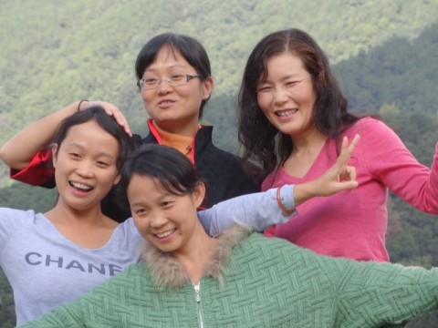 生命禅院を訪れたみちよちゃん(右)とアイリェン(手前)、ツォンロン、トンシンの三姉妹