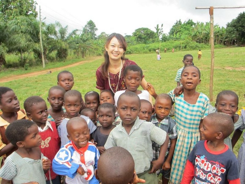 ガーナにて 子供達に勉強を教えるボランティアをするあきのちゃん