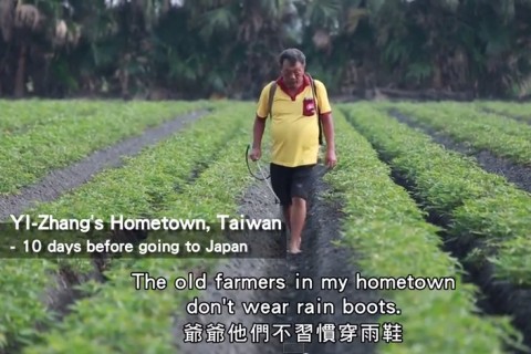 裸足で農薬をまく台湾の男性